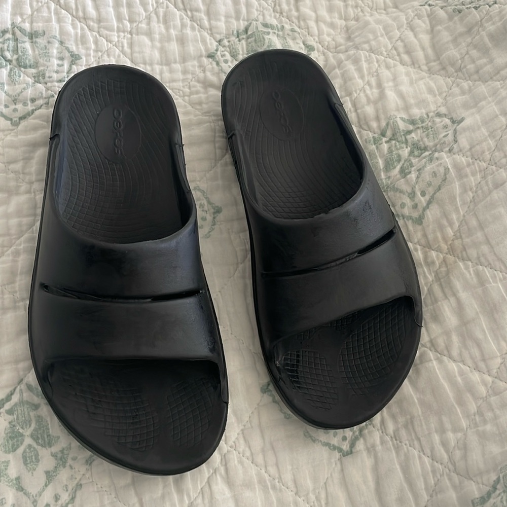 Oofos size 7 men 9 women. Only worn twice indoor